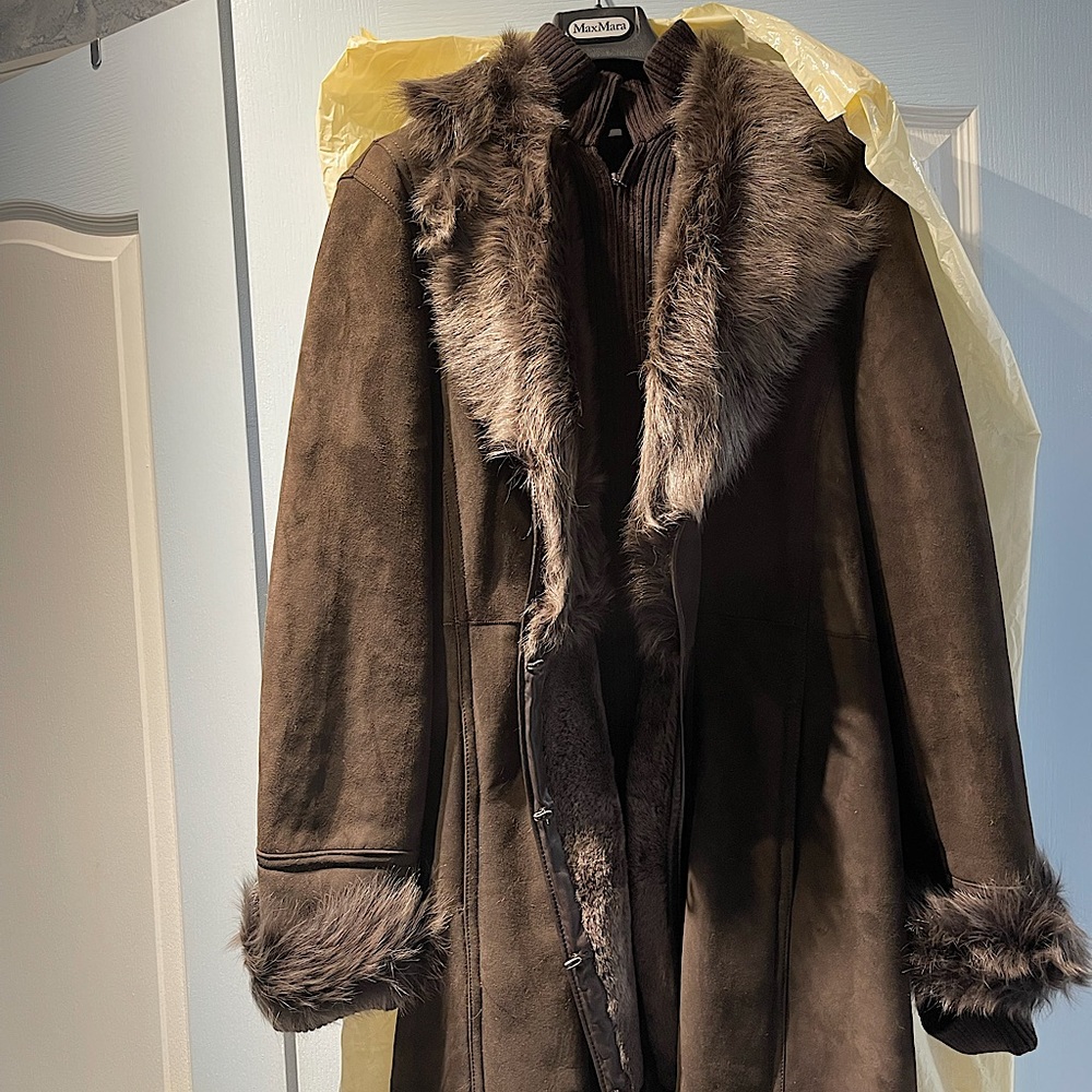 Sheepskin coat.E TahariBrand new. Length-42”shoulders-18,5”sleeve27,5breast42”